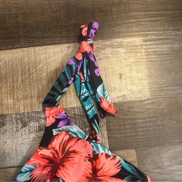 Lost + Wander Beach Wonderland One Piece 🌺 - Picture 8 of 12